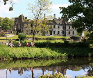 L'abbaye de Bon Repos, au bord de l'eau