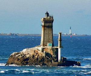 Le phare de la Vieille à l'extrémité de la pointe