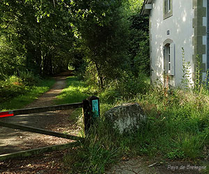 Maison de garde-barrière au bord de la voie