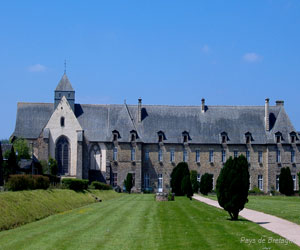 Vue de l'abbaye de Paimpont