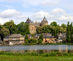 Château de Combour au bord du lac