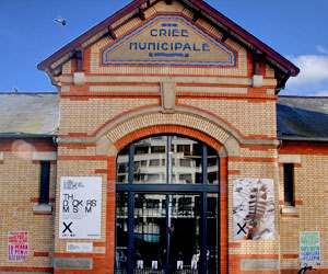 Vue de l'entrée de La Criée centre d'art contemporain