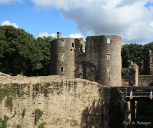 Châtelet d'entrée du château de Ranrouët